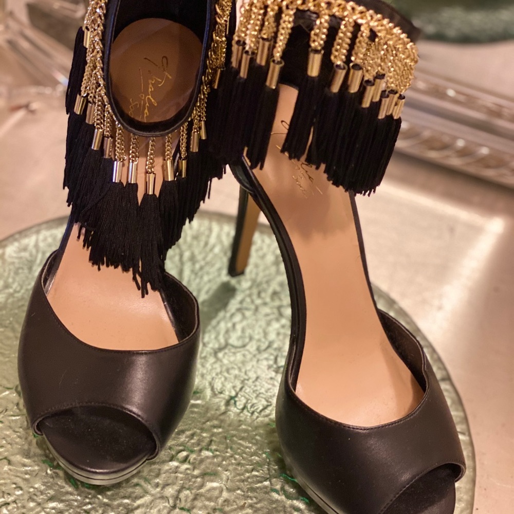Thalia Soda black and gold heels😍